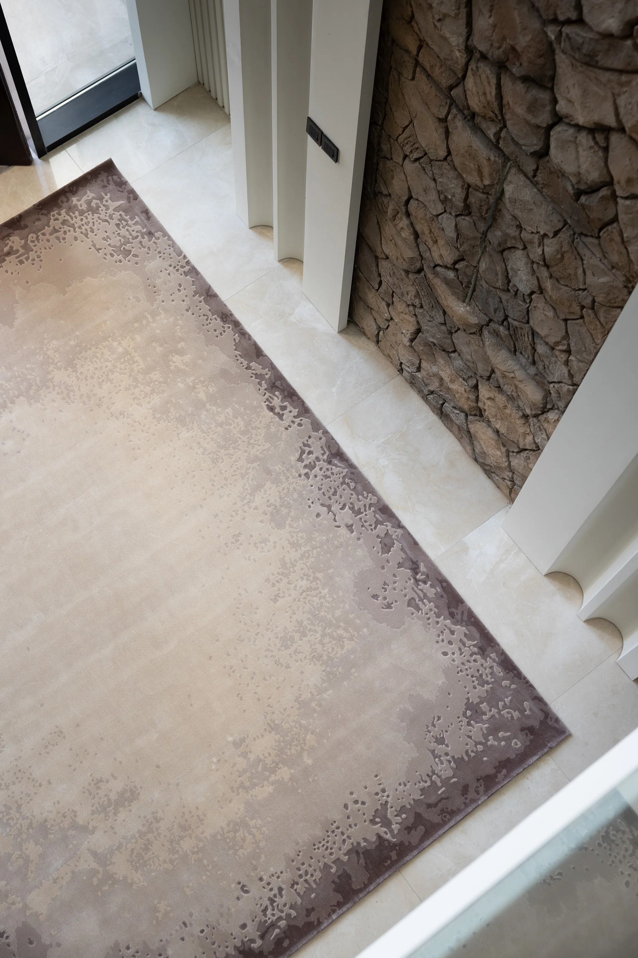 Edge Spill (Taupe) - Image 9